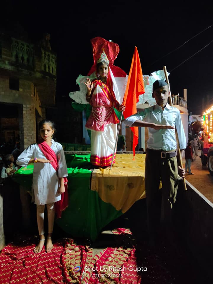 खागा जिले के बिजयीपुर खंड के किसनपुर कस्बे में आयोजित ऐतिहासिक श्री रामलीला में राष्ट्रीय स्वयंसेवक संघ की झांकी