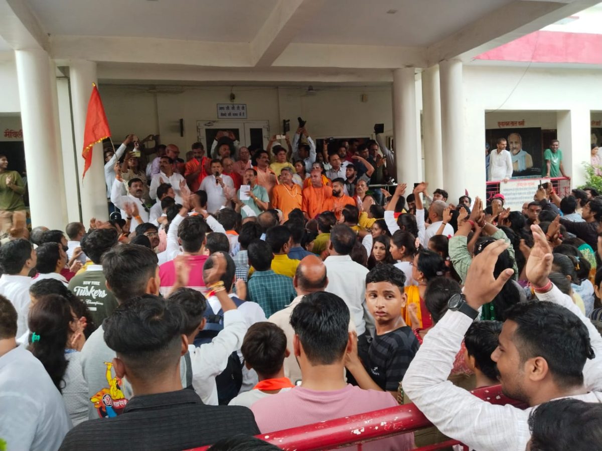 बांग्लादेश में हिंदुओं पर हो रहे अत्याचारों के खिलाफ झाँसी में गरजे हिन्दू संगठन