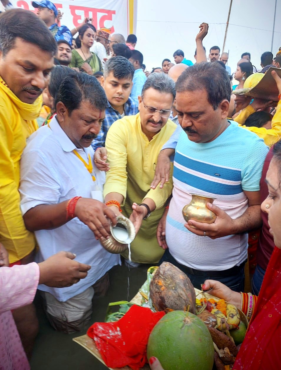 सूर्य षष्ठी पर्व में सम्मिलित हुए राष्ट्रीय स्वयंसेवक संघ के सह सरकार्यवाह आलोक कुमार