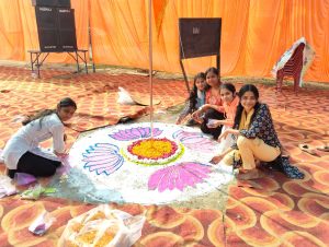 हिन्दू सम्मेलन के लिए रंगोली बनाते बच्चे।