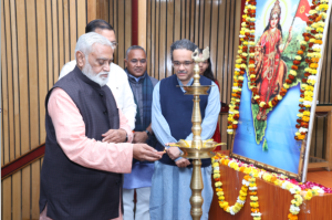 आईआईटी कानपुर युवा संवाद कार्यक्रम का दीप प्रज्वलन कर शुभारंभ करते डॉ. मनमोहन वैद्य और अतिथि