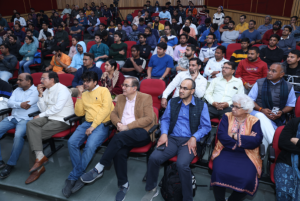 आईआईटी कानपुर के छात्र और शोधार्थी युवा संवाद सम्मेलन के दौरान।