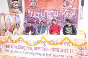 कानपुर चन्द्रलोक गेस्ट हाउस में हिंदू महासम्मेलन में मंच पर उपस्थित अतिथि 