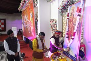 विराट हिन्दू सम्मेलन झाँसी में पंडोखर सरकार और आरएसएस पदाधिकारी दीप प्रज्वलित करते हुए