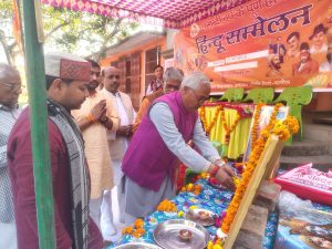 विराट हिंदू सम्मेलन तिर्वा में चित्र पर पुष्पार्चन करते अतिथि।