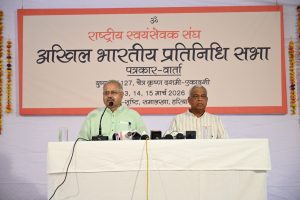 समालखा के माधव सृष्टि परिसर में RSS की अखिल भारतीय प्रतिनिधि सभा की प्रेस वार्ता करते सुनील आंबेकर।