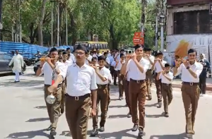 कानपुर में बाबा साहब की प्रतिमा के सामने घोष वादन करते RSS स्वयंसेवक