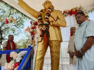 अंबेडकर जयंती पर कानपुर के कंपनी बाग में माल्यार्पण करते संघ के पदाधिकारी