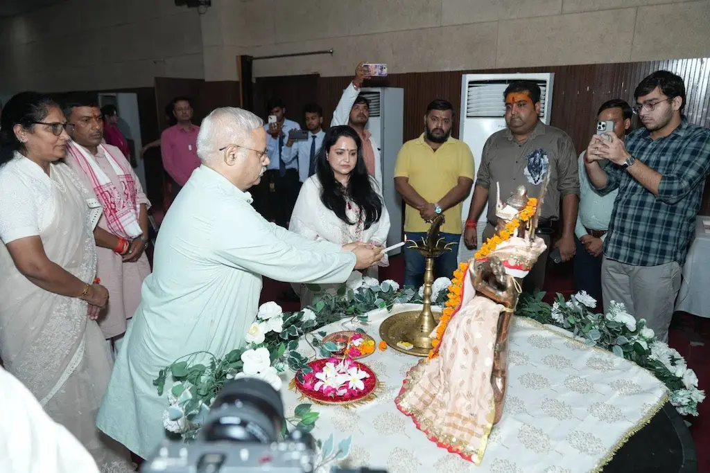 महाराणा प्रताप ग्रुप ऑफ इंस्टीट्यूशंस में दीप प्रज्ज्वलन कर RSS शताब्दी वर्ष युवा संवाद कार्यक्रम का शुभारम्भ करते हुए संघ के अखिल भारतीय प्रचार प्रमुख सुनील अंबेकर जी व अन्य अतिथिगण।