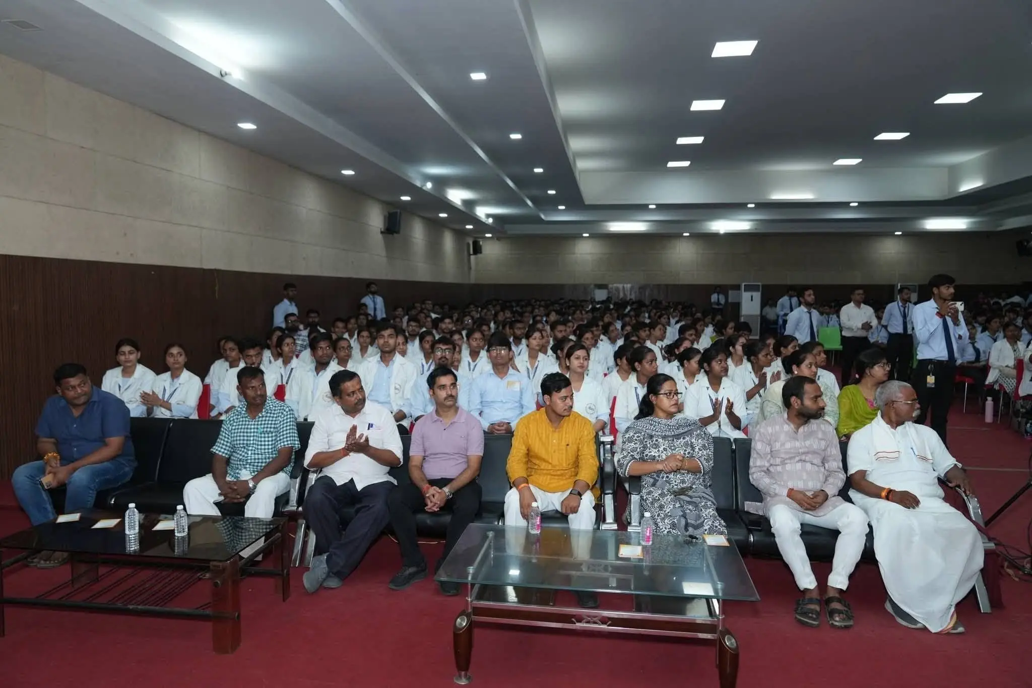 महाराणा प्रताप ग्रुप ऑफ इंस्टीट्यूशंस में RSS शताब्दी वर्ष युवा संवाद कार्यक्रम के दौरान उपस्थित श्रोतागण। 