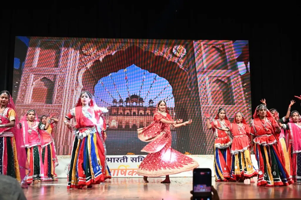 सेवा भारती जयपुर वार्षिकोत्सव में सांस्कृतिक प्रस्तुति और नाटक देते सेवा बस्ती के बच्चे