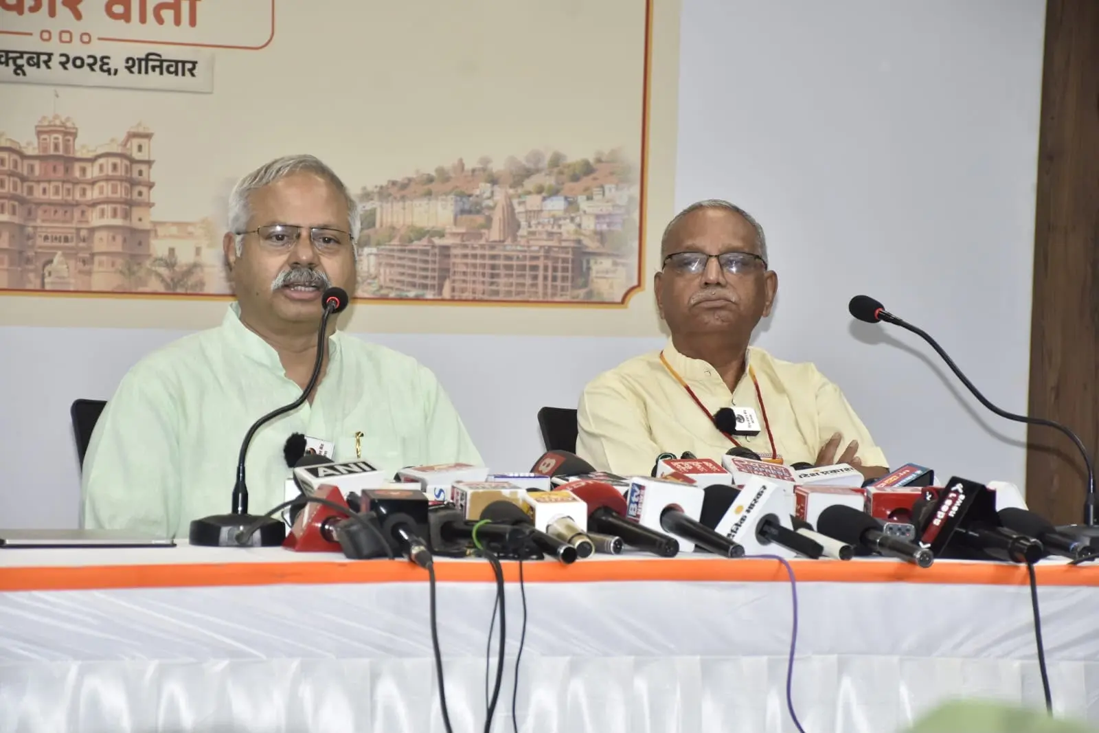 इंदौर में आरएसएस अखिल भारतीय कार्यकारी मंडल बैठक 2026 के संबंध में पत्रकारों को संबोधित करते हुए अखिल भारतीय प्रचार प्रमुख सुनील आंबेकर जी।